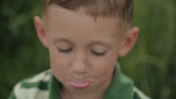 Мальчик играет на открытом воздухе — стоковое видео