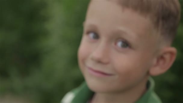 Chłopiec bawiący się na zewnątrz — Wideo stockowe