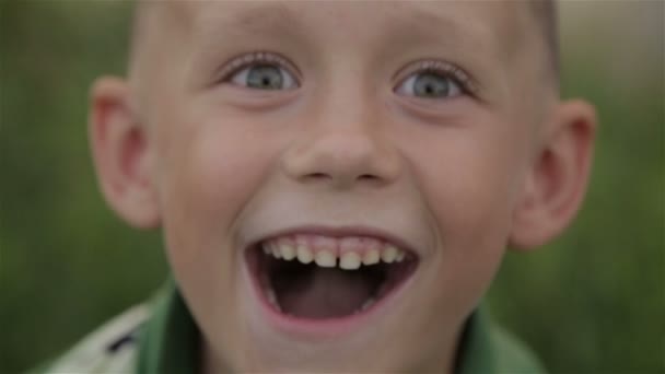 Niño jugando al aire libre — Vídeo de stock