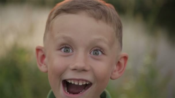 Menino brincando ao ar livre — Vídeo de Stock