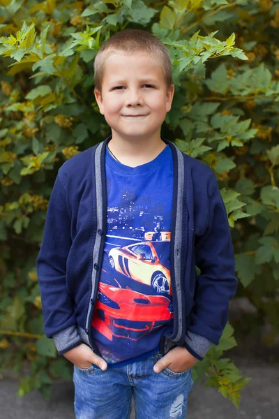 Porträt eines Jungen in der Natur — Stockfoto