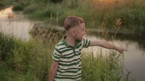 Boy playing outdoors — Stock Video