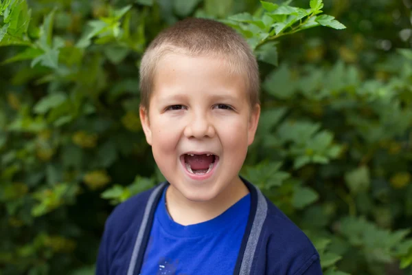 Porträt eines Jungen in der Natur — Stockfoto