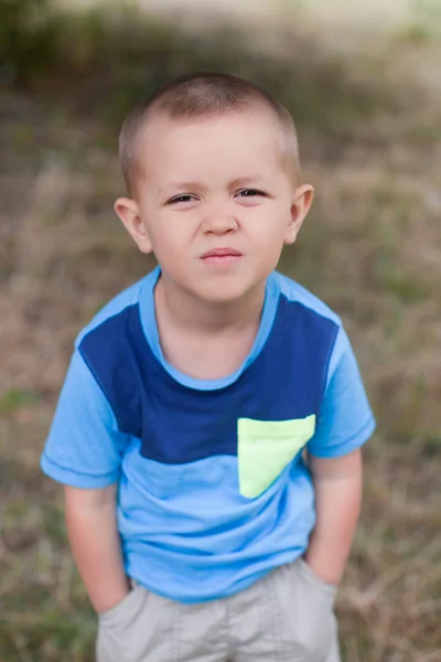 Porträt eines Jungen aus nächster Nähe in der Natur — Stockfoto