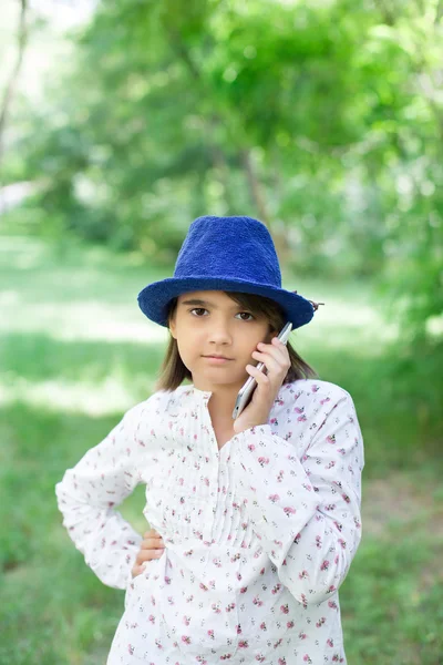 Fille avec téléphone portable — Photo