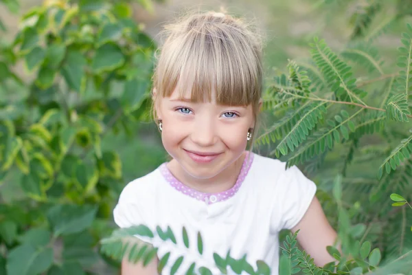 Porträtt av en flicka på natur — Stockfoto