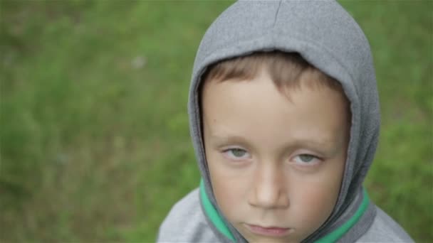 Menino brincando ao ar livre — Vídeo de Stock