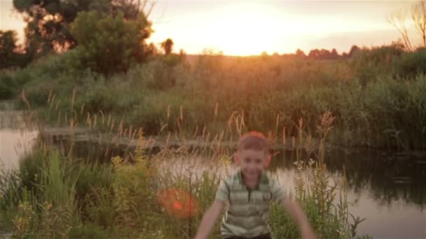 Fiú játszik a szabadban — Stock videók