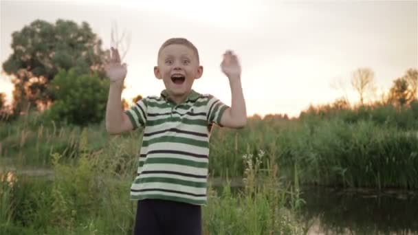Хлопчик грає на відкритому повітрі — стокове відео