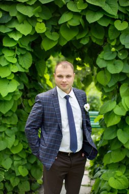 Pahalı bir takım elbise içinde kendine güvenen gelin