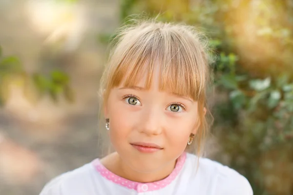 Retrato de uma menina sobre a natureza — Fotografia de Stock