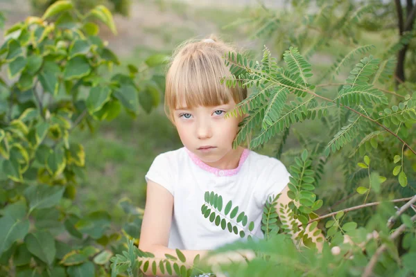 Portret van een meisje op de aard — Stockfoto