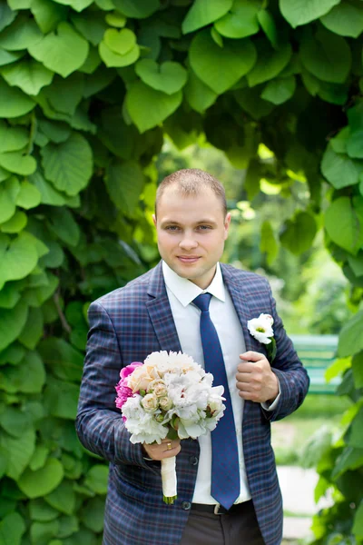 Vertrouwen bruid in een duur pak — Stockfoto