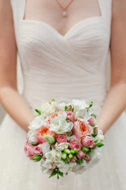 Gelinin elinde düğün buketi