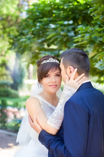 Stijlvolle jonggehuwden op hun trouwdag — Stockfoto
