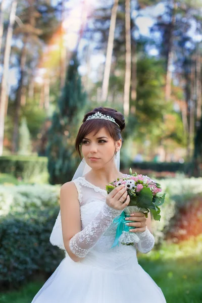 Брюнетка невеста в красивом белом платье — стоковое фото