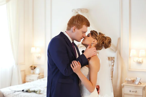 Recién casados en la habitación —  Fotos de Stock