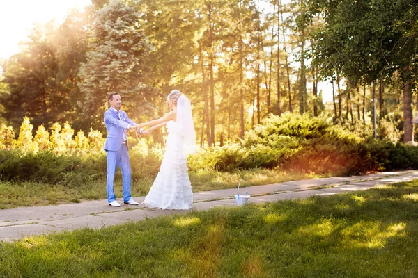Nygifta tittar på varandra — Stockfoto