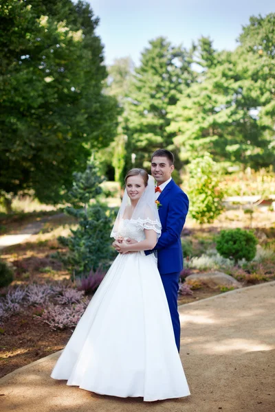 Pareja divertida en sesión electrónica. Preparación para la potografía de la boda . —  Fotos de Stock