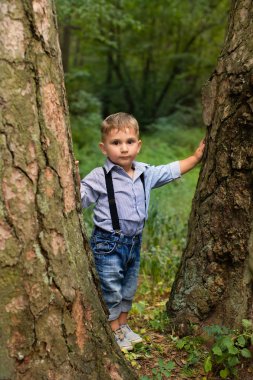 Şık giyim kamera için poz içinde çocuk