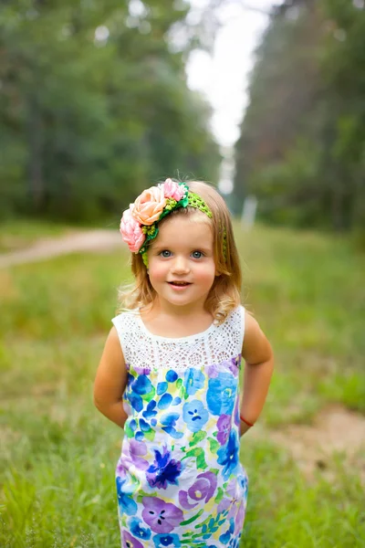 Portret van een jong meisje op de aard — Stockfoto