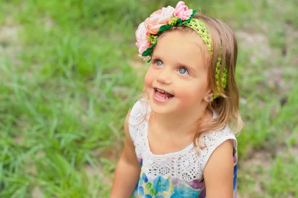 Portrait d'une jeune fille sur la nature — Photo