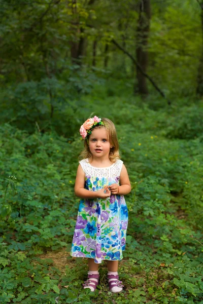 Porträtt av en ung flicka på natur — Stockfoto