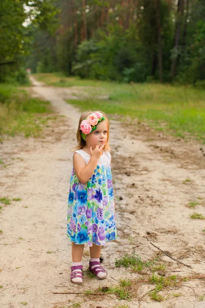 Portret van een jong meisje op de aard — Stockfoto