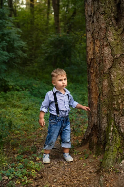 Junge in stylischer Kleidung posiert für die Kamera — Stockfoto