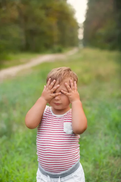 Junge spielt im Freien — Stockfoto