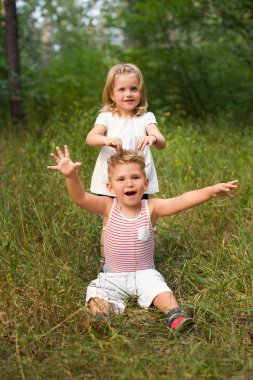 ormanda oynayan çocuklar