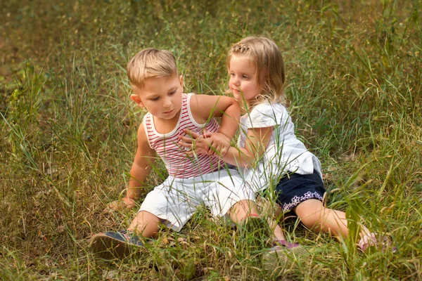 Дети играют в лесу — стоковое фото