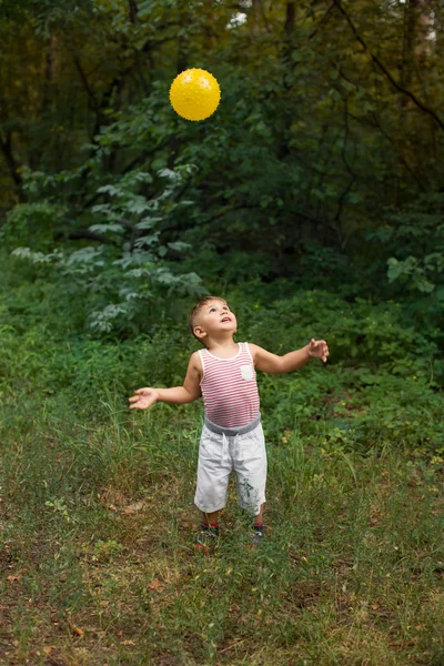 Мальчик играет на открытом воздухе — стоковое фото