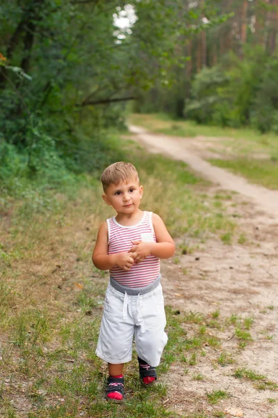 Pojke leker utomhus — Stockfoto