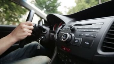 Ağır çekimde bir araba bir adamın elleri