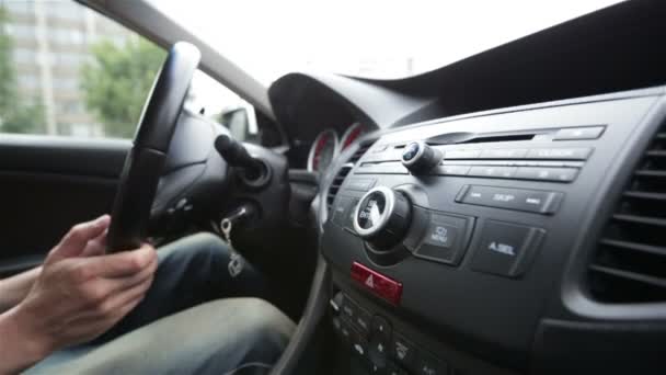 Mani di un uomo che guida un'auto al rallentatore — Video Stock