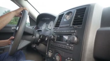 Ağır çekimde bir araba bir adamın elleri