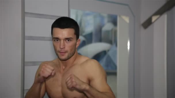 Kickboxer en entrenamiento — Vídeo de stock