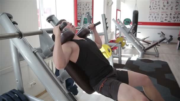 Primer plano de un hombre realiza ejercicios de gimnasio — Vídeo de stock