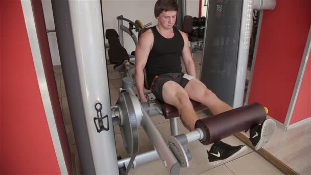 Primo piano di un uomo esegue esercizi di palestra — Video Stock