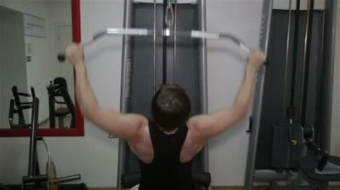 Bir adam Close-Up jimnastik egzersizleri gerçekleştirir