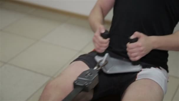 Detail člověka provádí cvičení v sálech — Stock video