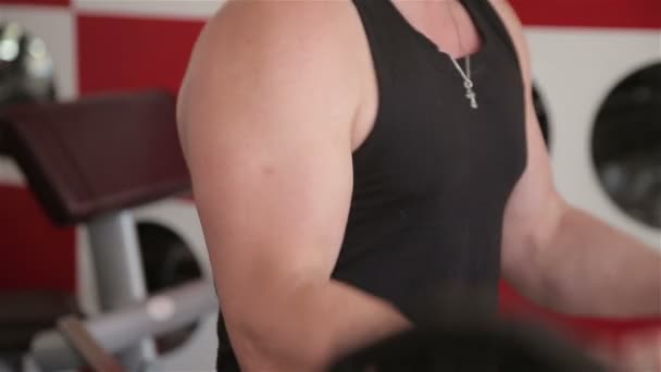 L'homme lève la barre dans la salle de gym — Video