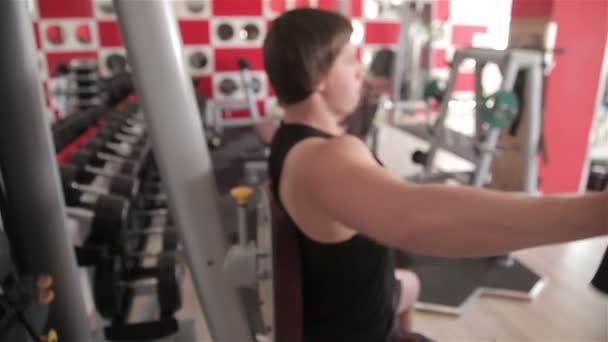 Primer plano de un hombre realiza ejercicios de gimnasio — Vídeos de Stock