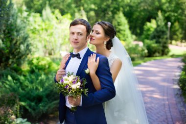 Komik çift e-oturum üzerinde. Düğün potography için hazırlanıyor.