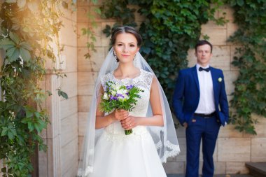 Komik çift e-oturum üzerinde. Düğün potography için hazırlanıyor.