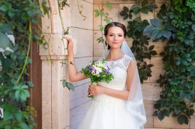 Şehir dışında kafasında bir çelenk gelinle