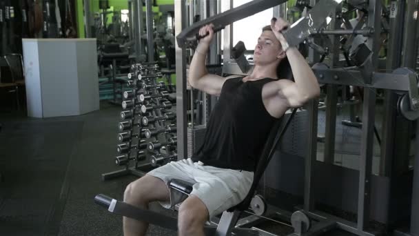 Primer plano de un hombre realiza ejercicios de gimnasio — Vídeos de Stock