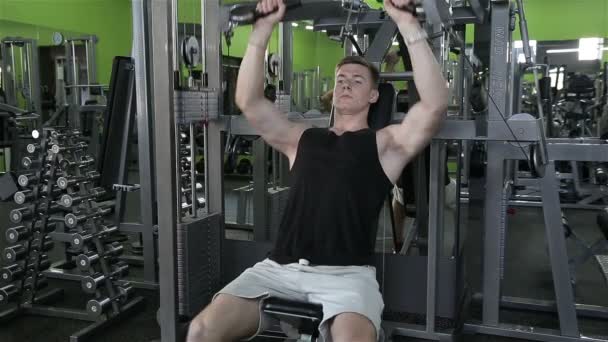 Primer plano de un hombre realiza ejercicios de gimnasio — Vídeo de stock