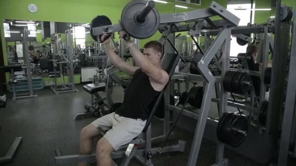 Primer plano de un hombre realiza ejercicios de gimnasio — Vídeo de stock